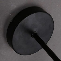 Restaurando las formas antiguas es la antigua farola del balcón del pasillo lámpara de pared de hierro forjado