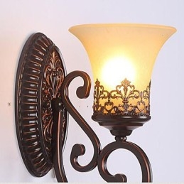 Lámpara de pared de cristal para dormitorio, estilo europeo, de hierro forjado y estilo antiguo.