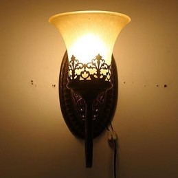 Lámpara de pared de cristal para dormitorio, estilo europeo, de hierro forjado y estilo antiguo.