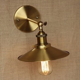 Paraguas decorativos de cobre retro de estilo industrial minimalista frente al pasillo de la iglesia