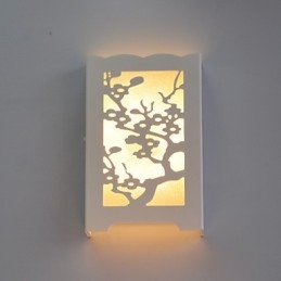 Lámpara de pared de flor de ciruelo blanca con patrones tallados o diseños en luces de carpintería