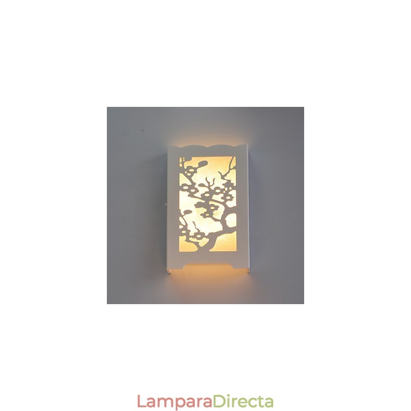 Lámpara de pared de flor de ciruelo blanca con patrones tallados o diseños en luces de carpintería