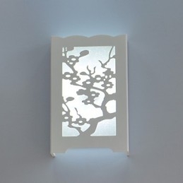 Lámpara de pared de flor de ciruelo blanca con patrones tallados o diseños en luces de carpintería