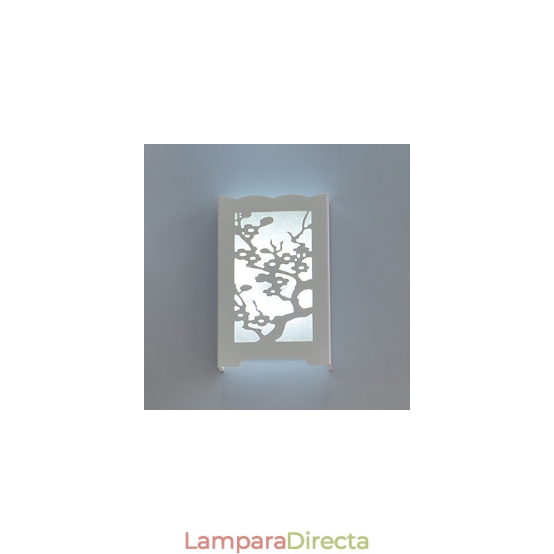 Lámpara de pared de flor de ciruelo blanca con patrones tallados o diseños en luces de carpintería