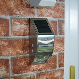 Lámpara solar de pared blanca con sensor de movimiento PIR