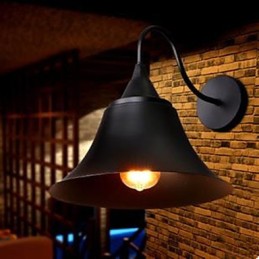 Lámpara de pared de hierro forjado estilo rústico americano. Lámpara de pared de hierro forjado. Restaurando formas antiguas.