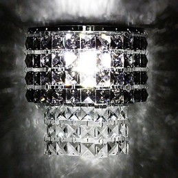 Lámpara de pared moderna con pantalla de tela, placa de metal, decoración de cristal.