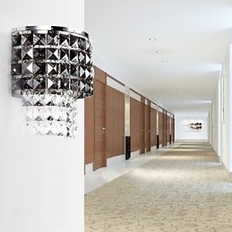 Lámpara de pared moderna con pantalla de tela, placa de metal, decoración de cristal.