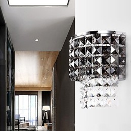 Lámpara de pared moderna con pantalla de tela, placa de metal, decoración de cristal.