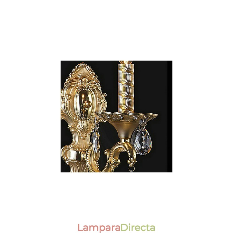 Lujosa lámpara de pared de cristal con bombilla tipo vela.