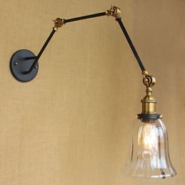 Lámpara de pared de vidrio estilo retro americano con tres brazos largos y pantalla ajustable.