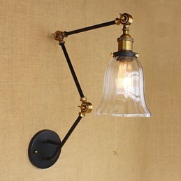 Lámpara de pared de vidrio estilo retro americano con tres brazos largos y pantalla ajustable.