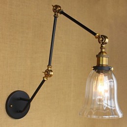 Lámpara de pared de vidrio estilo retro americano con tres brazos largos y pantalla ajustable.