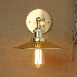 Villa de estilo industrial minimalista con un paraguas dorado nostálgico frente a la pared decorada del pasillo de la iglesia