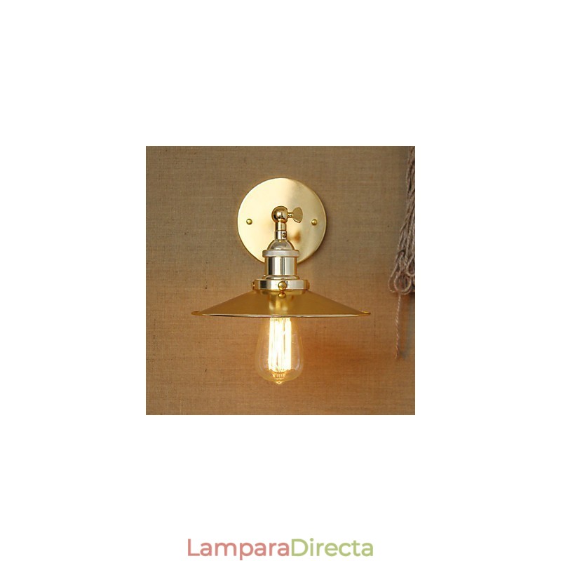 Villa de estilo industrial minimalista con un paraguas dorado nostálgico frente a la pared decorada del pasillo de la iglesia