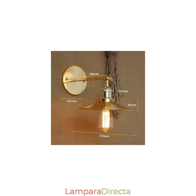 Villa de estilo industrial minimalista con un paraguas dorado nostálgico frente a la pared decorada del pasillo de la iglesia