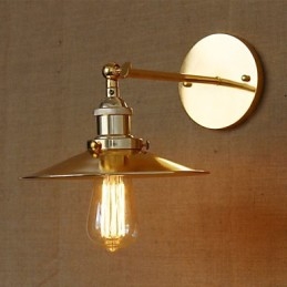 Villa de estilo industrial minimalista con un paraguas dorado nostálgico frente a la pared decorada del pasillo de la iglesia