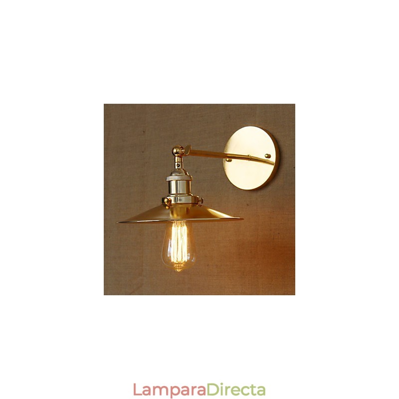 Villa de estilo industrial minimalista con un paraguas dorado nostálgico frente a la pared decorada del pasillo de la iglesia