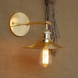 Villa de estilo industrial minimalista con un paraguas dorado nostálgico frente a la pared decorada del pasillo de la iglesia
