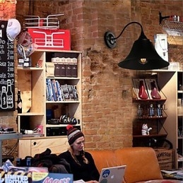 Lámpara de pared con tapa de hierro negro antiguo estilo loft de Designer Duds