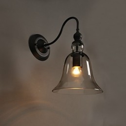 Lámpara de pared de cristal con forma de campana que restaura las antiguas formas de iluminación del jardín.