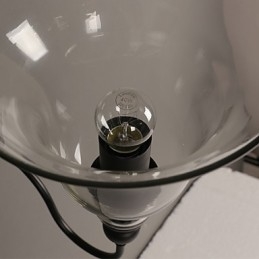 Lámpara de pared de cristal con forma de campana que restaura las antiguas formas de iluminación del jardín.