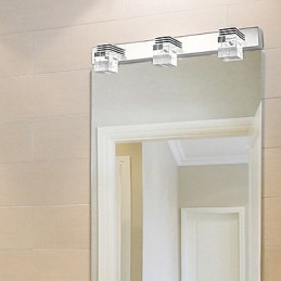Lámpara de pared moderna con pantalla cúbica de burbujas de vidrio y espejo frontal.