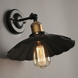 Lámpara de pared de hierro forjado con un solo cabezal y vestido negro, restaurando formas antiguas.