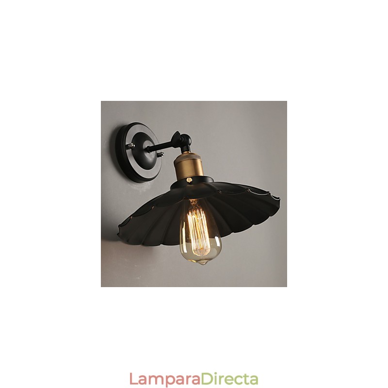 Lámpara de pared de hierro forjado con un solo cabezal y vestido negro, restaurando formas antiguas.