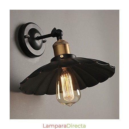 Lámpara de pared de hierro forjado con un solo cabezal y vestido negro, restaurando formas antiguas. Lámpara de pared de hierro forjado con un solo cabezal y vestido negro, restaurando formas antiguas.