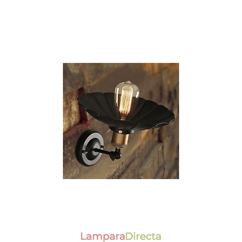 Lámpara de pared de hierro forjado con un solo cabezal y vestido negro, restaurando formas antiguas.