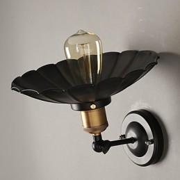 Lámpara de pared de hierro forjado con un solo cabezal y vestido negro, restaurando formas antiguas.