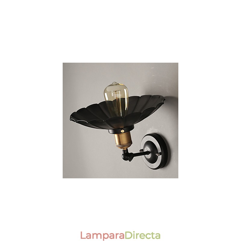 Lámpara de pared de hierro forjado con un solo cabezal y vestido negro, restaurando formas antiguas.