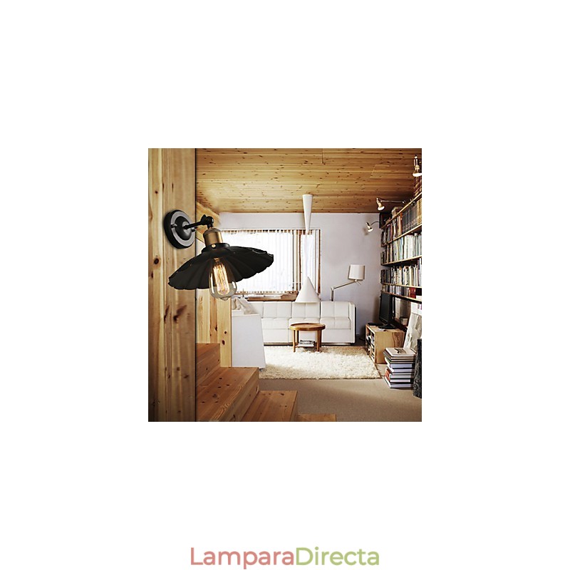 Lámpara de pared de hierro forjado con un solo cabezal y vestido negro, restaurando formas antiguas.