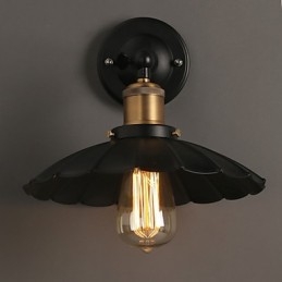 Lámpara de pared de hierro forjado con un solo cabezal y vestido negro, restaurando formas antiguas.