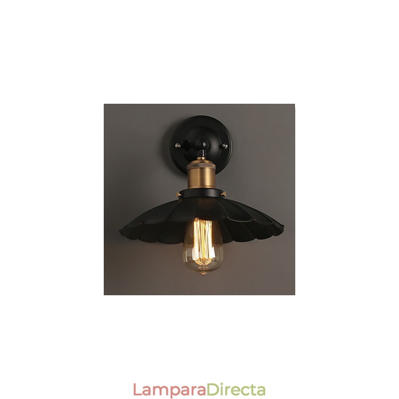 Lámpara de pared de hierro forjado con un solo cabezal y vestido negro, restaurando formas antiguas.