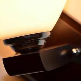 Lámpara de pared de cristal cálida y moderna para la cabecera de la cama.