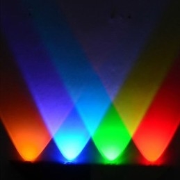 Lámpara de pared moderna con diseño elegante de estilo triangular en color negro y plateado.