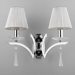 Elegante aplique de pared con 2 luces y gotas de cristal decoradas.