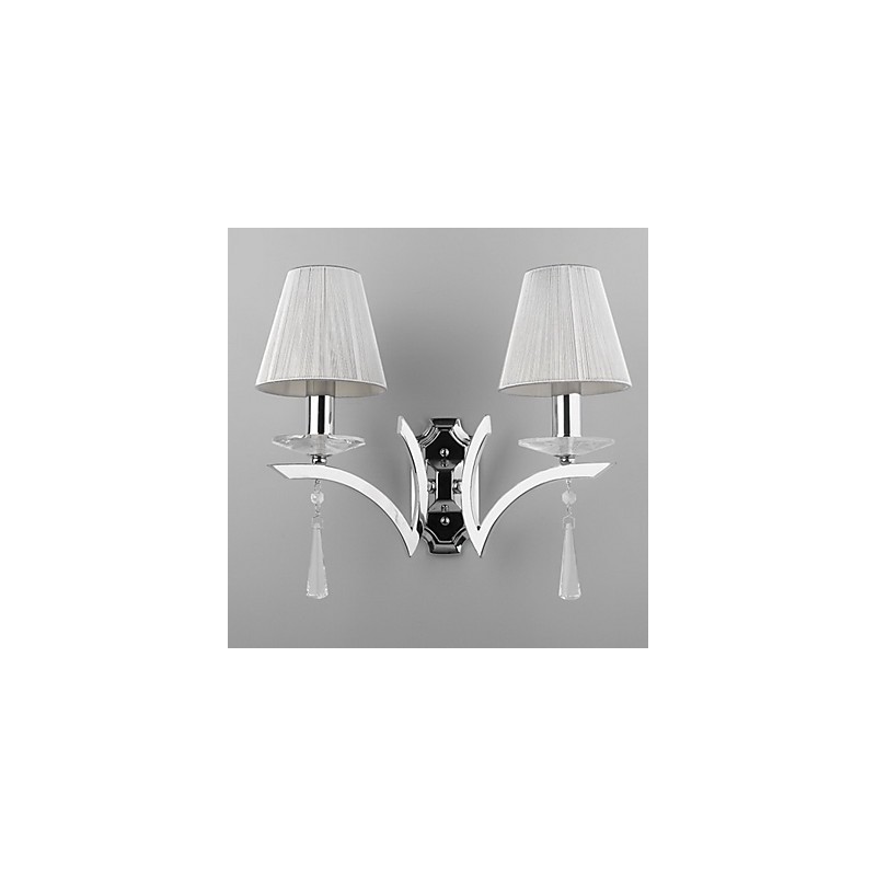 Elegante aplique de pared con 2 luces y gotas de cristal decoradas.