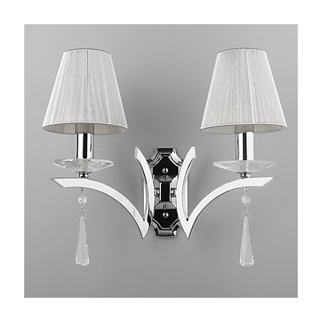 Elegante aplique de pared con 2 luces y gotas de cristal decoradas. Elegante aplique de pared con 2 luces y gotas de cristal decoradas.