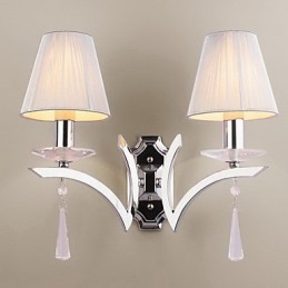 Elegante aplique de pared con 2 luces y gotas de cristal decoradas.