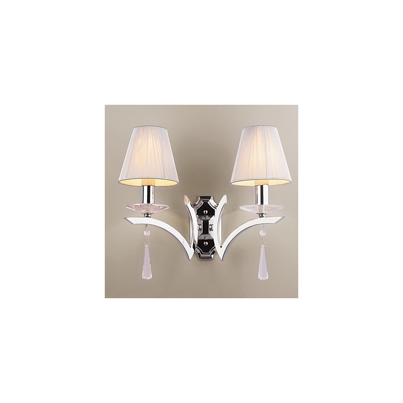 Elegante aplique de pared con 2 luces y gotas de cristal decoradas.
