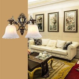 Pintura contemporánea moderna para apliques de pared con luz descendente.