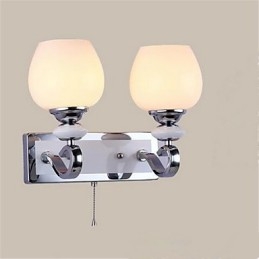 Aplique de pared con luz ambiental, protección ocular y brazo oscilante, con acabado electrochapado contemporáneo moderno.