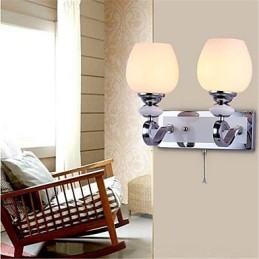 Aplique de pared con luz ambiental, protección ocular y brazo oscilante, con acabado electrochapado contemporáneo moderno.