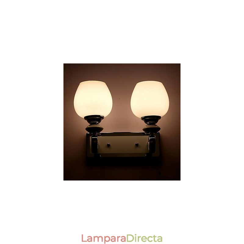 Aplique de pared con luz ambiental, protección ocular y brazo oscilante, con acabado electrochapado contemporáneo moderno.