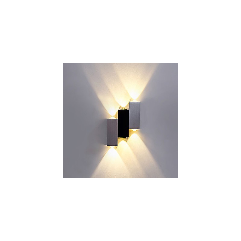 Lámpara de pared empotrada moderna y contemporánea con acabado cepillado para iluminación ambiental.