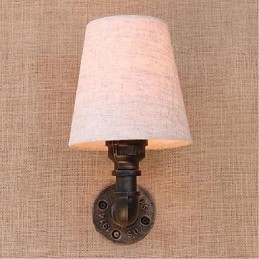 Aplique de pared de latón rústico Lodge para iluminación ambiental.