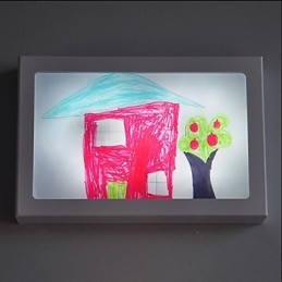 Pintura contemporánea moderna integrada para apliques de pared con luz ambiental.
